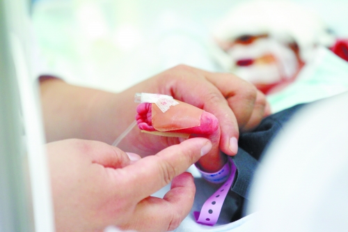 早產(chǎn)兩個(gè)月，孩子的生命之路更需要親人的陪伴。