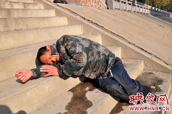 這名男子的衣服以及褲子全濕透了，水從衣褲里流出來(lái)，嘴里散發(fā)著濃烈的酒氣。