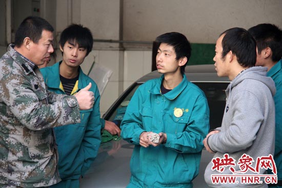 楊冠軍（左）在和兄弟們交流時(shí)，多數(shù)都是用手語