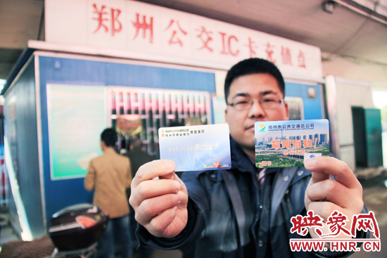 一名市民展示新卡(圖右)和舊卡(圖左)。