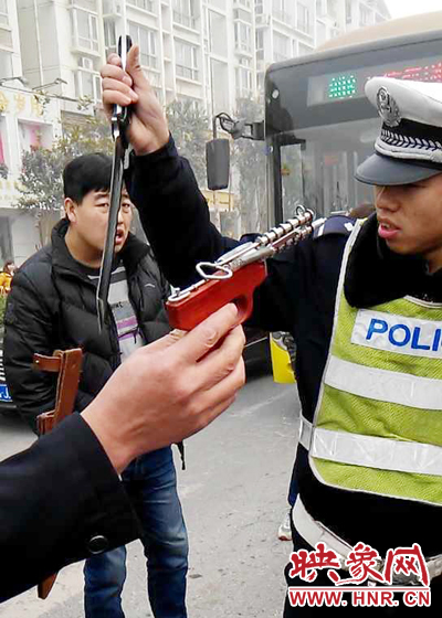 據(jù)當(dāng)事交警描述，男子自知車上有刀，在車輛被逼停后，車上的另一名男子試圖將刀具交給到達(dá)現(xiàn)場(chǎng)的同伴。