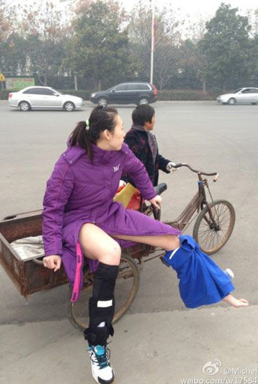 楊婕與朱婷相撞受傷下場-街頭大媽三輪送賓館。