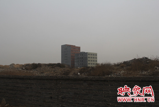 一墻之隔，但內(nèi)外環(huán)境卻截然不同