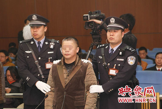 被告人被法警帶上法庭時(shí)，身上沒(méi)有戒具，也沒(méi)有剃光頭。（圖片來(lái)源于微博@豫法陽(yáng)光）