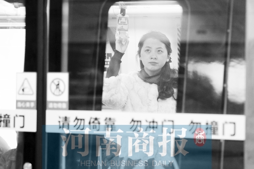 首個(gè)上班高峰，地鐵乘客以年輕的上班族為主