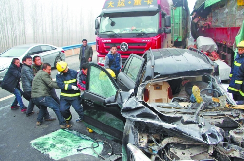 現(xiàn)場慘不忍睹，眾人合力施救。