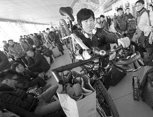 由于媽媽生病，盧文成只得中途放棄騎行改乘火車趕回老家。