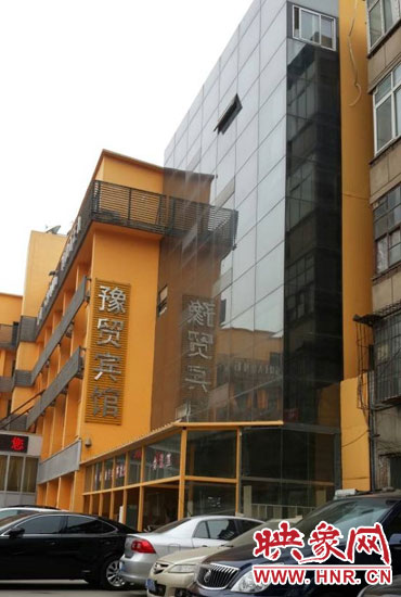 該酒店為加蓋樓層統(tǒng)一安裝上黑色玻璃，從前面看不出加蓋的痕跡