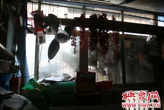 受影響的住戶(hù)將自己的窗戶(hù)遮擋起來(lái)，以防被加蓋樓層住戶(hù)看到自家