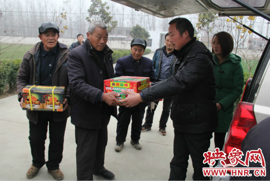 鄭春光的父親鄭慶兵和女兒鄭元元帶著他未完成的夢(mèng)想來(lái)到了鄭集鄉(xiāng)敬老院，看望慰問(wèn)居住在這里的五保老人。