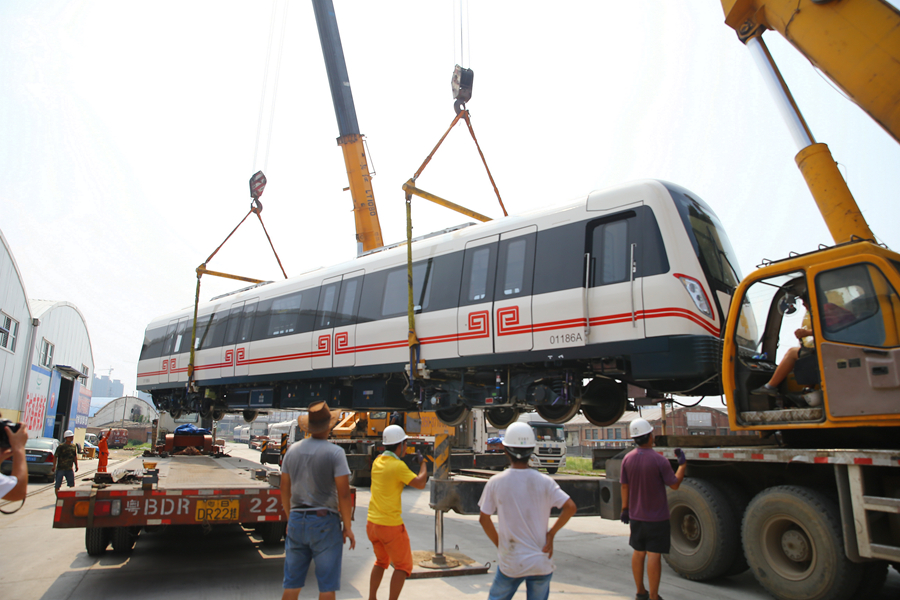 第一節(jié)地鐵由鐵軌吊往貨車