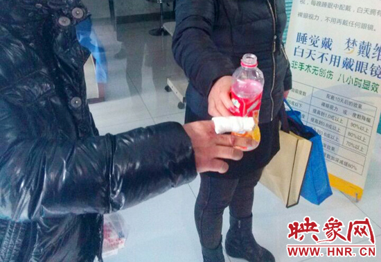 鄭州一對(duì)夫妻疑因離婚鬧矛盾 男子怒潑鹽酸傷女方3人 鄭州一對(duì)夫妻疑因離婚鬧矛盾 男子怒潑鹽酸傷女方3人