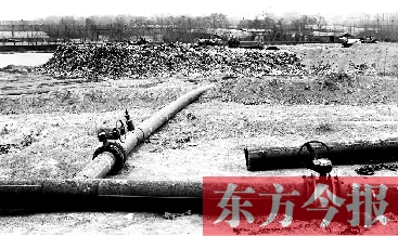 鄭州首座垃圾沼氣電廠并網(wǎng)發(fā)電，集氣管一端連接垃圾山深處，一端連接電廠集氣裝置