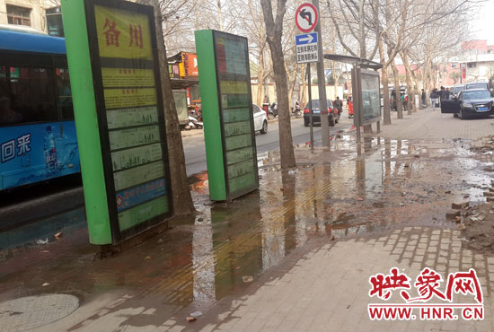 公交車站處臭氣沖天污水橫流，行人幾乎無(wú)法在此等車