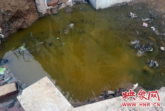 \路旁有一個(gè)水坑，污水不停在往外冒