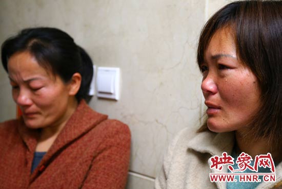 提及現(xiàn)狀，柴小快的女兒不住流淚。