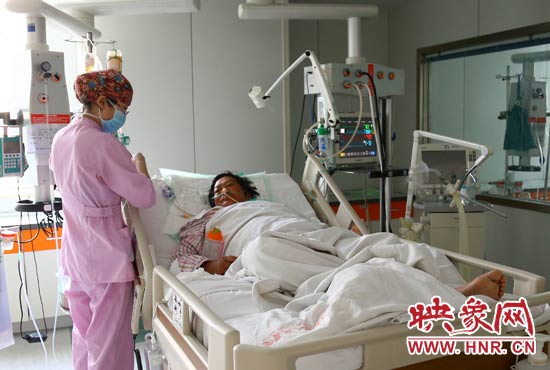 4月4日上午，仍舊躺在重癥監(jiān)護(hù)室里的柴小快正在接受治療。