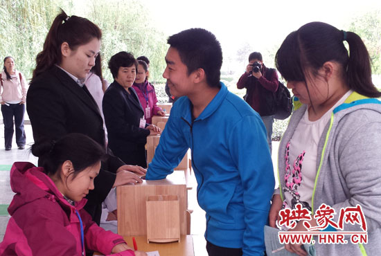 考生本人抽簽決定座號(hào)。