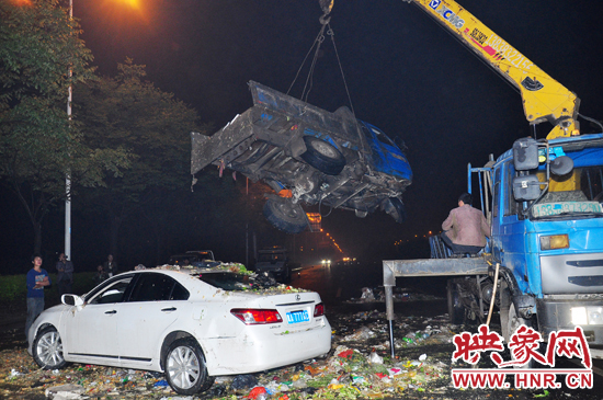 1點(diǎn)40許，兩輛車先后被吊起并拖離現(xiàn)場，停車場的幾位員工將路面清掃干凈，隨后該路段恢復(fù)通行。