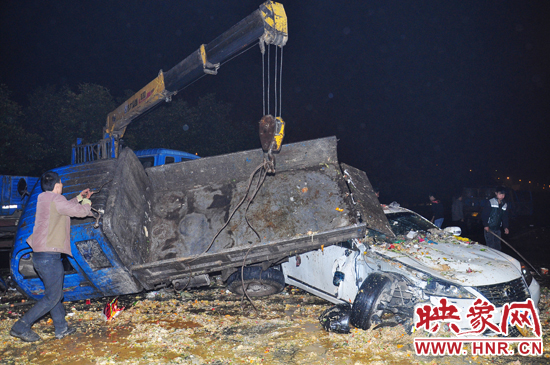 滿滿的一車泔水和垃圾傾瀉而下，鋪撒在路面和凌志車上，數(shù)十米遠(yuǎn)都能聞到泔水的惡臭。