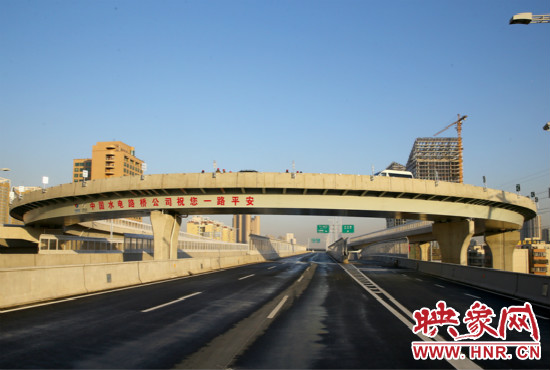 右側(cè)車道為北三環(huán)快速路文化路出口輔道。