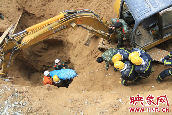 14點(diǎn)10分，經(jīng)過(guò)4個(gè)多小時(shí)的救援，消防官兵發(fā)現(xiàn)被埋男子，現(xiàn)在正從6米多深的塔吊塌方處抬出。