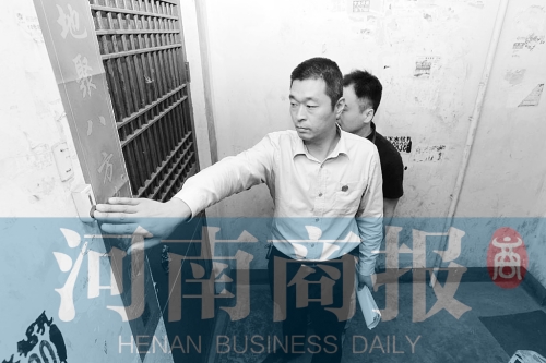 　來(lái)到馬某家，法官被拒之門外