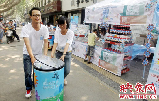 河南交通廣播聯(lián)合冰露·純悅設置的愛心高考能量加油站