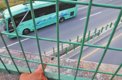 事發(fā)現(xiàn)場(chǎng)的橋梁護(hù)欄上,還留有疑似肇事瀝青塊的碎片。