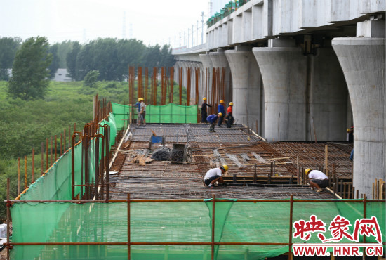 鄭信路站的工地上,工人正在加緊施工。