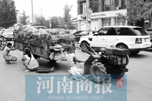 兩車相蹭后，小陳與妻子慌了神