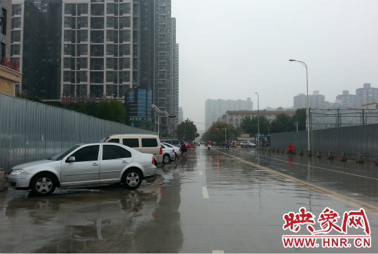 在新開(kāi)通的東明路上,仍有多數(shù)私家車違規(guī)停車。