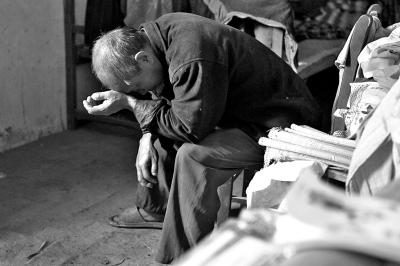 妞妞的爺爺至今仍深陷自責與悲傷之中,不能自拔。 妞妞的爺爺至今仍深陷自責與悲傷之中,不能自拔。