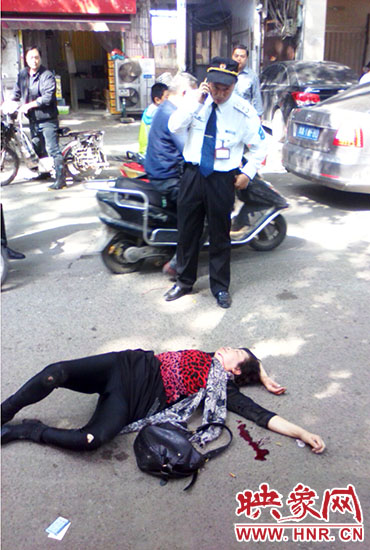 一名老年人當場昏迷。