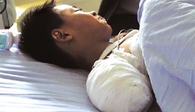 被黑熊咬掉右胳膊后，他忍著痛沒哭；術后躺在病床上，他沒哭。