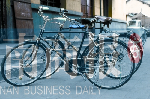 自行車是那時(shí)最時(shí)髦的交通工具，路邊清一色是“飛鴿牌”