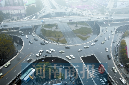 紫荊山立交橋，如今是許多人上下班的必經(jīng)之路