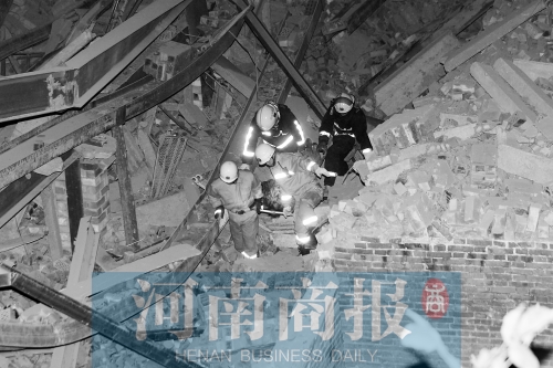 昨晚8點30分，消防員從廢墟中救出一名被埋者