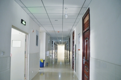 像這樣的攝像頭，宿舍樓里每層安裝了7個(gè)。