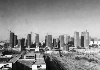 在鄭州市同一地點(diǎn)拍攝的照片，下為1月1日晴朗天氣，上為1月5日霧霾天氣。（拼接圖片）