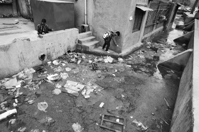 污水溝成了附近的孩子們放學(xué)后逗留的場所，十分令人擔(dān)憂。