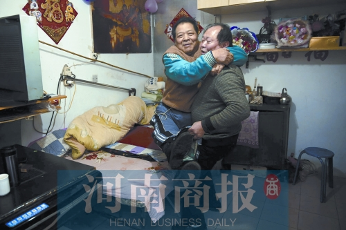 2015年1月15日，老鄰居抱起180斤重的高新海去坐三輪車，準(zhǔn)備出去轉(zhuǎn)轉(zhuǎn)