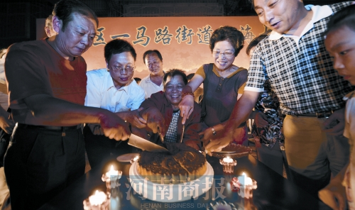 2008年9月14日，老鄰居們?yōu)楦咝潞Ｅe辦中秋賞月會(huì) 井勇/供圖