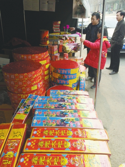 一家鞭炮攤兒前，只有少數(shù)人駐足購買。