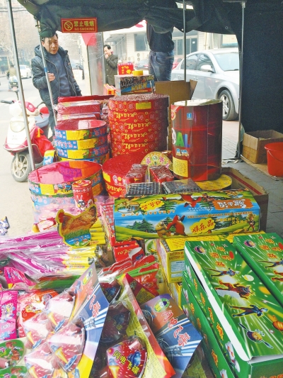 　鞭炮攤兒主售賣的煙花爆竹種類齊全。
