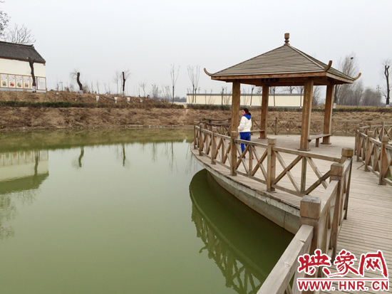 事發(fā)處就挨著亭子。