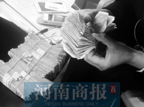 一名店員點(diǎn)了快一個(gè)小時(shí)，只點(diǎn)了一小部分零錢