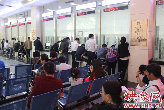 金水區(qū)人民法院立案大廳內(nèi)秩序井然。