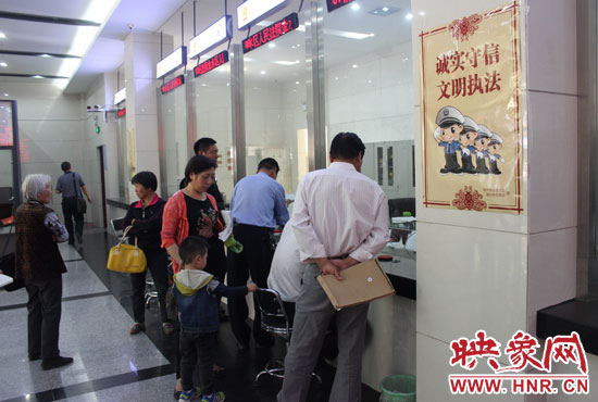 為應(yīng)對(duì)立案登記制度改革后的首個(gè)工作日，金水區(qū)法院特地增開了兩個(gè)立案窗口。