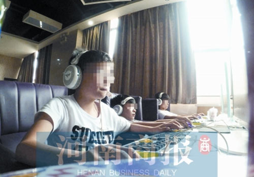 這家名為優(yōu)客體育競技俱樂部的店內(nèi)，有許多未成年人在上網(wǎng)玩游戲